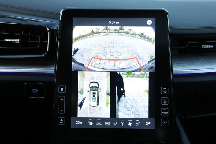 標配的10.4吋直立式觸控螢幕，整合了多項操作功能，包含SVM環景影像輔助系統、原廠車用衛星導航等，並支援Apple CarPlay手機連結。林浩昇攝