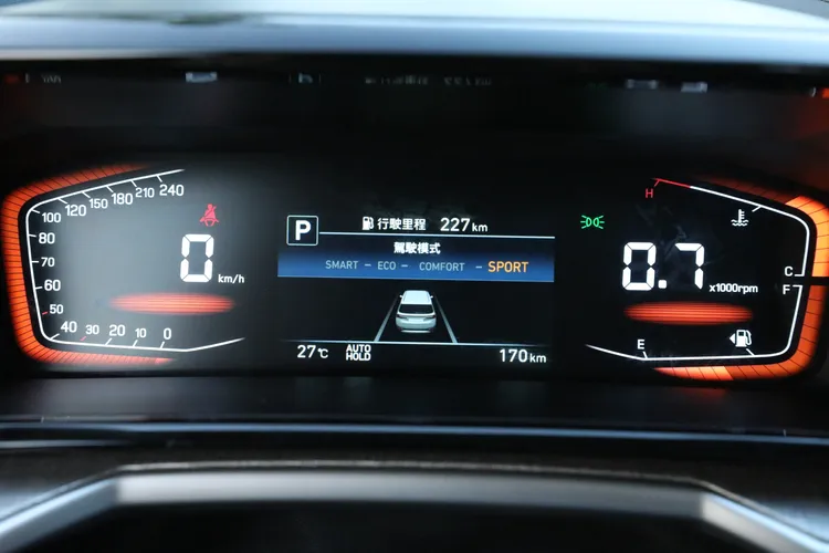 儀錶板則以7吋數位顯示、中央搭配4.2吋的液晶多功能螢幕，並會隨著行車模式更換不同主題。林浩昇攝