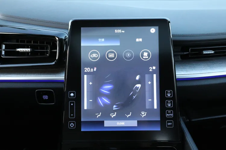 GLT-B VIP款並可透過螢幕調整副駕駛座，以及中排兩張VIP座椅座姿。林浩昇攝