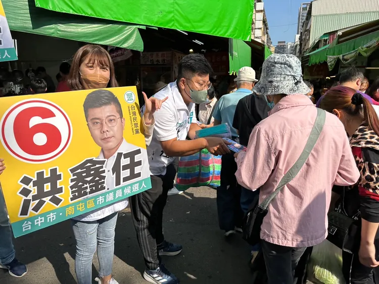 洪鑫任到成功嶺教召前6小時，把握時間到南屯市場拜票。洪鑫任競總提供