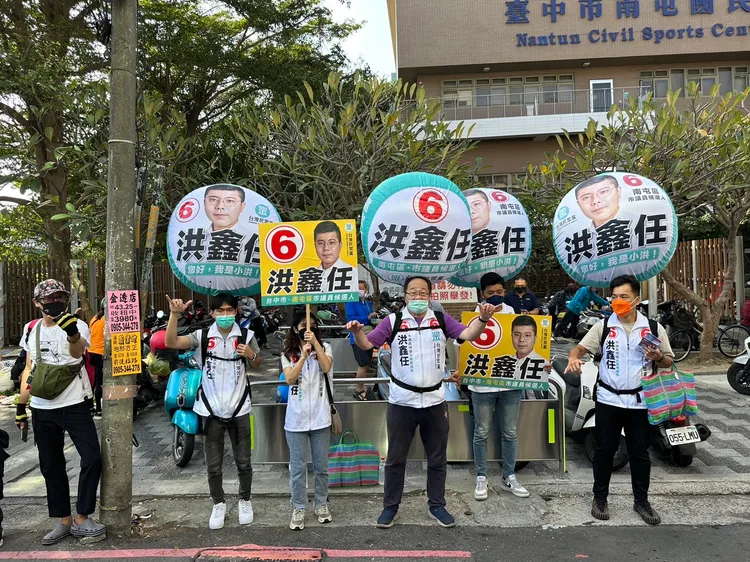 洪鑫任把握當兵前幾小時親自到南屯街頭拜票。洪鑫任競總提供