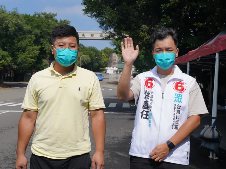 洪鑫任到成功嶺接受教召期間將由親弟弟當分身到街頭拜票。洪鑫任競總提供