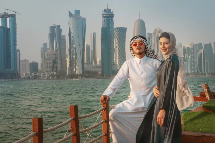 黃明志（左）與中東美女拍mv。亞洲通文創提供