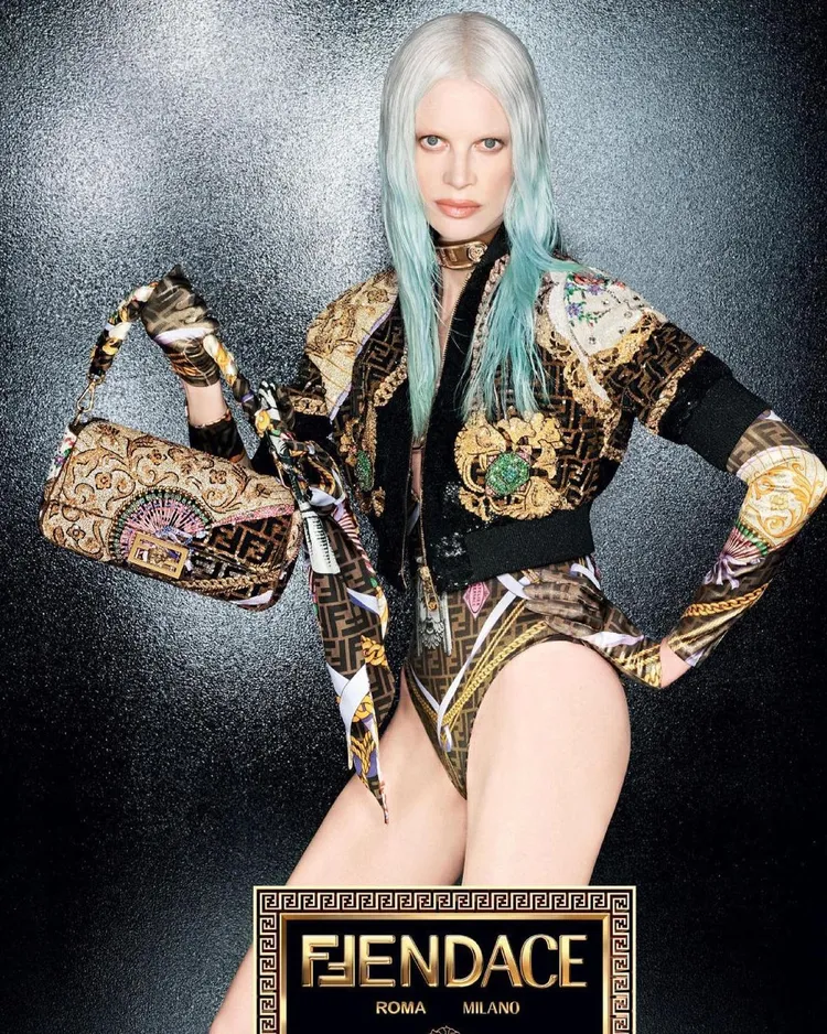 Lily McMenamy的傳奇超模媽媽Kristen McMenamy，為VERSACE與FENDI攜手打造的Fendance系列拍攝形象照，氣勢不減當年。翻攝kristen_mcmenamy IG