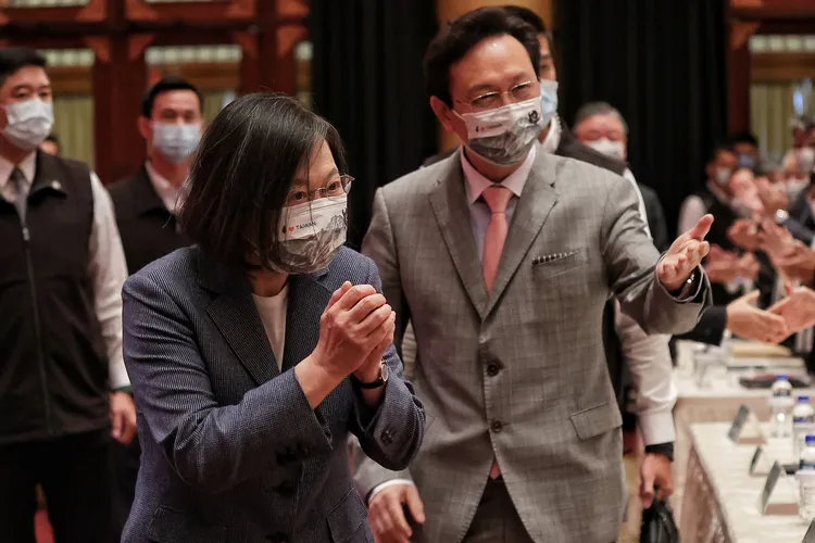 蔡英文出席年度僑務委員會議開幕典禮，右為僑委會委員長童振源。總統府提供