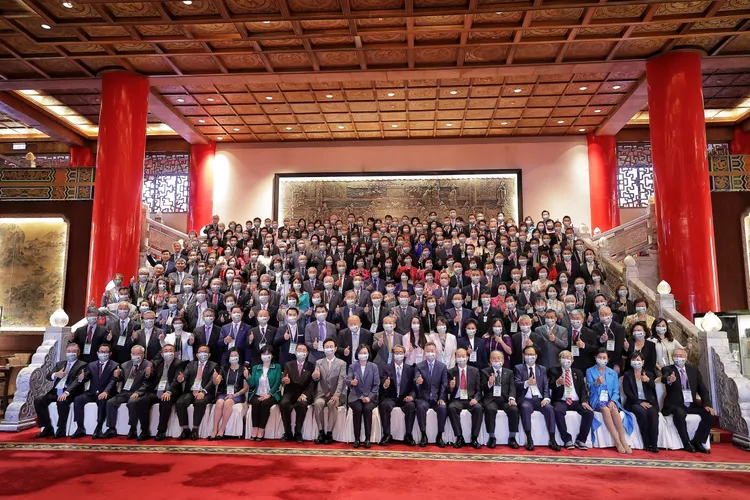 「111年僑務委員會議開幕典禮」全體合照。總統府提供