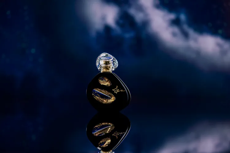 Sisley Izia La Nuit伊之露夜之頌香氛誕生於2021年。品牌提供