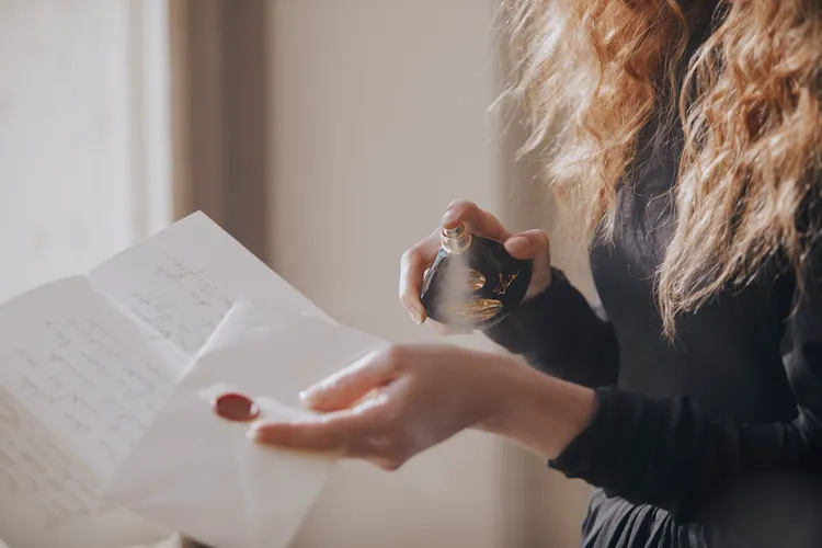 Izia La Nuit伊之露夜之頌帶給人初次約會的悸動感。品牌提供