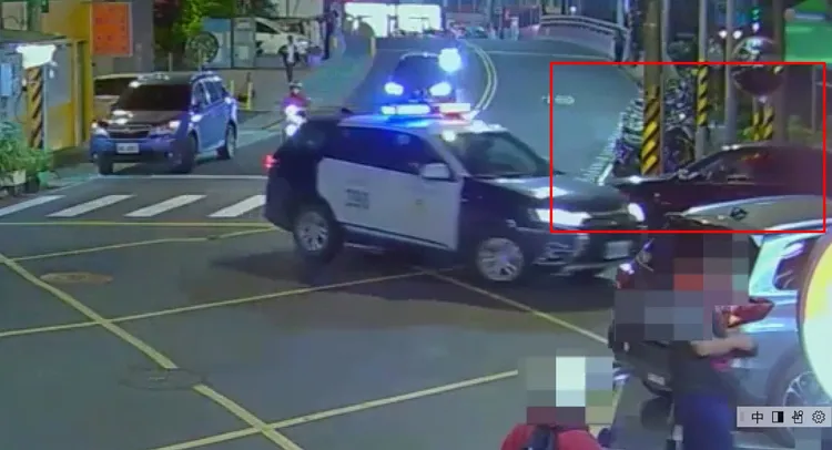許男違停（紅框）遇到巡邏警車。翻攝畫面