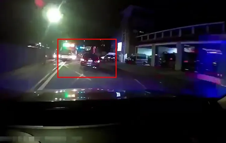 許男開車逃逸中。翻攝畫面