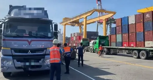 台中港排隊衝突！司機遭斷6根肋骨　同事撂10貨櫃車「討公道」