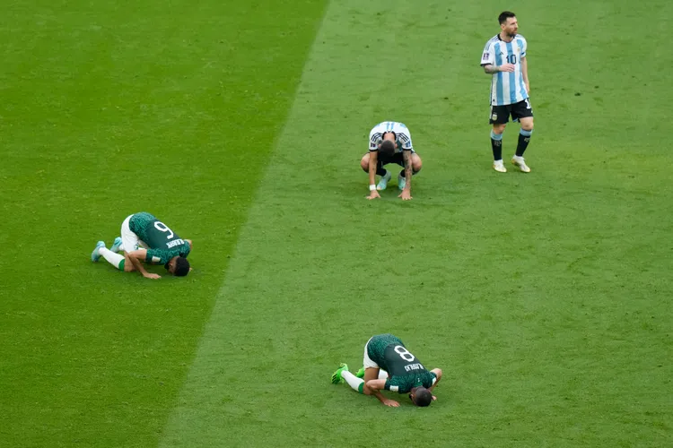 沙國球員激動到伏地，梅西默默走下球場。美聯社