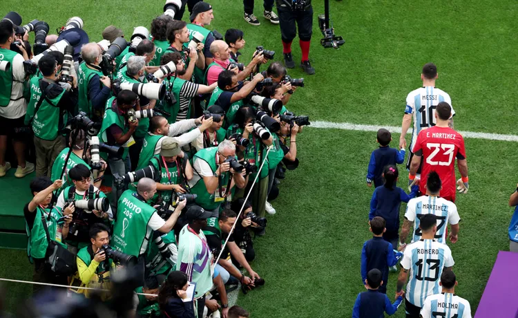 開賽前梅西帶隊上場，場邊媒體蜂擁而上搶鏡頭。此時阿根廷隊還不知道此役將意外吞下輸球苦果。路透社