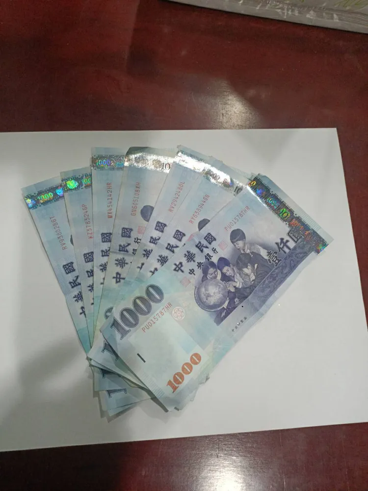 莊姓村長候選人涉賄以10萬元交保候傳，圖為遭查扣的賄選現金。檢方提供