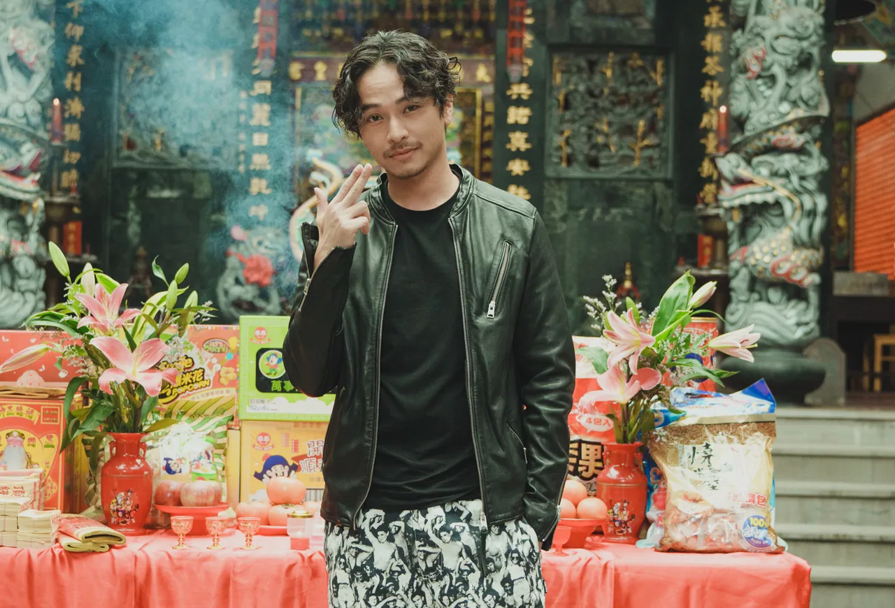 楊銘威比槍的手勢耍帥。Netflix提供