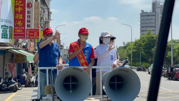 李四川今陪同柯志恩在旗山車隊掃街拜票。柯辦提供