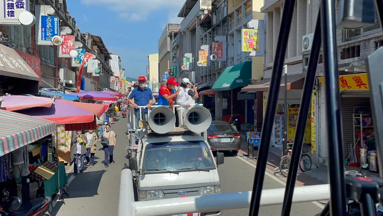 李四川今陪同柯志恩在旗山車隊掃街拜票。柯辦提供