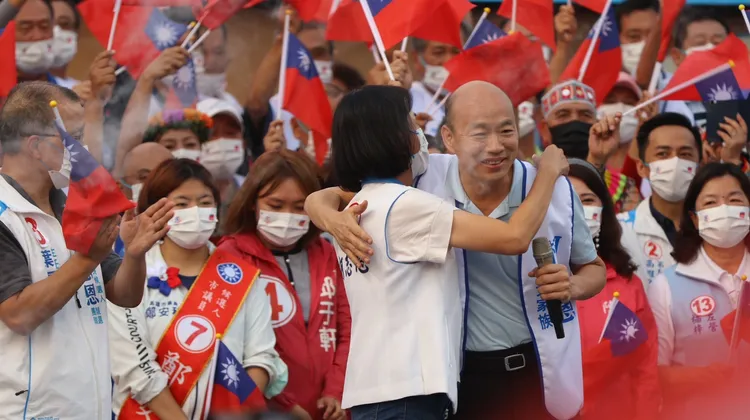 韓國瑜高喊「柯志恩當市長，陳其邁接行政院長」。侯昌騰攝