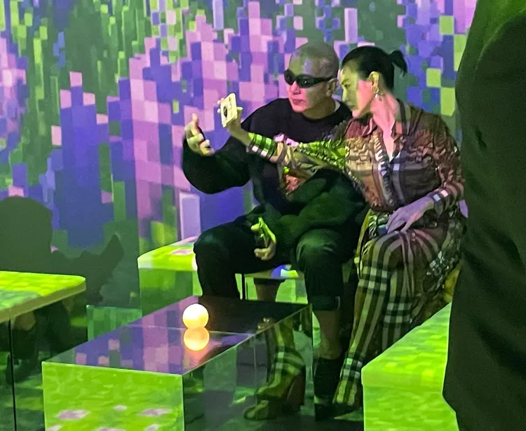 小S進入派對現場就先找姊夫，照例合照自拍。陳張眾攝