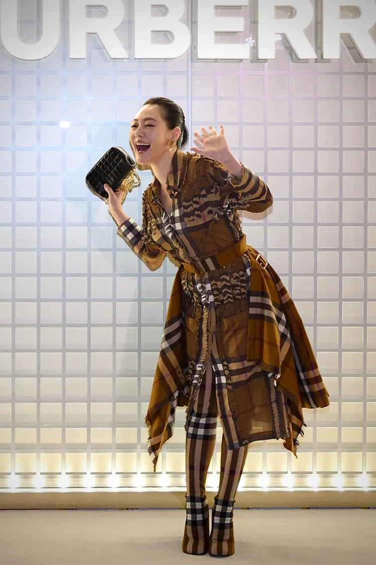 小S穿上BURBERRY格紋風衣造型壓軸登場今晚派對，被具俊曄稱讚「Queen of BURBERRY」。林林攝