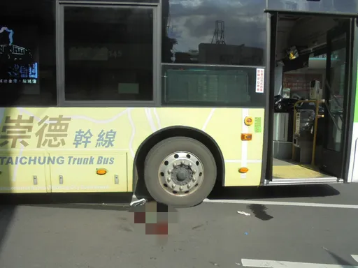 過馬路沒走斑馬線 台中婦被統聯輾到踝骨折送醫