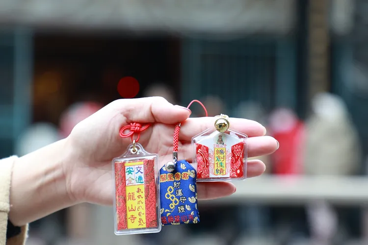 入住捷絲旅台北西門館，春節期間旅人可以到萬華龍山寺祈福辭舊歲。捷絲旅提供