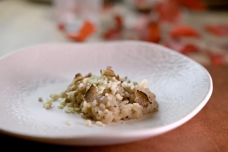 「九號傳奇」使用台梗九號米，加上牛肝菌醬汁做出燉飯，還有炒香的花椰菜米與現刨黑松露，讓風味更濃醇迷人。葉盛耀攝