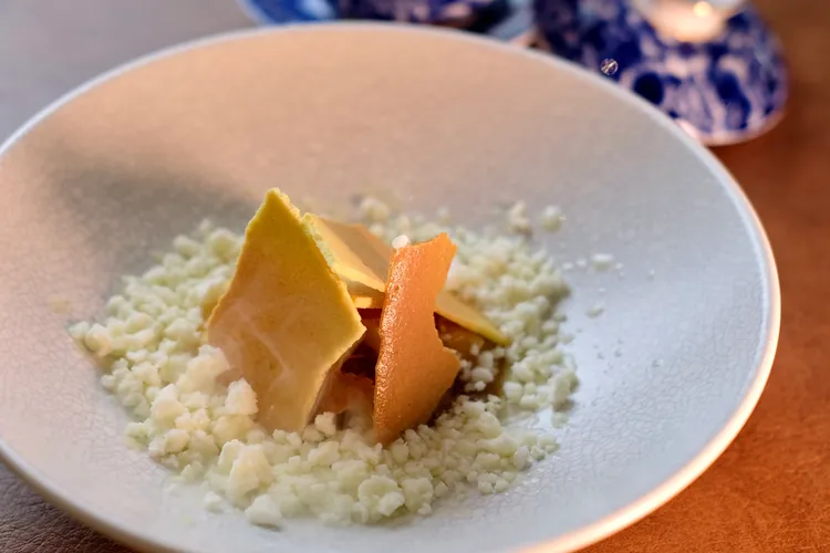 「碎掉的旺來酥」將旺來酥解構，脆薄餅加上卡士達、果醬、鳳梨塊、冰沙等，全是鳳梨口味，並點綴青檸乳酪，帶出清新感受。葉盛耀攝