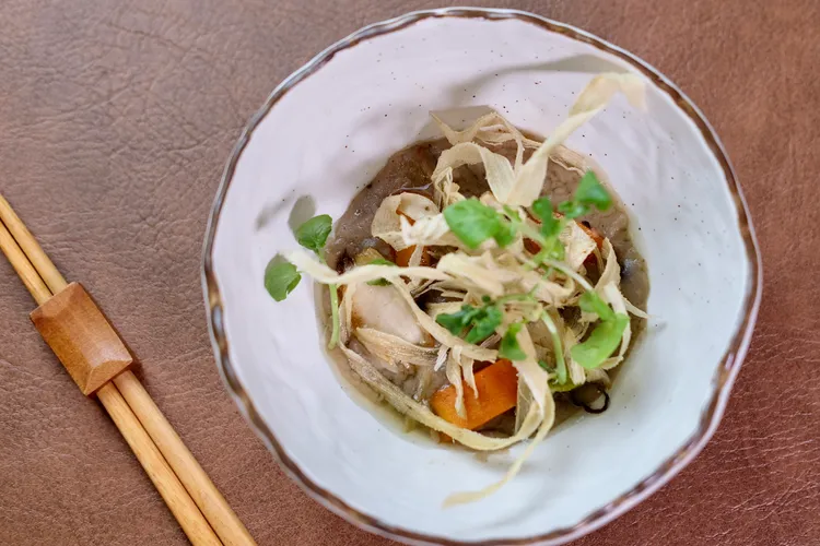 「遇見泥」選用台中大甲的芋頭做成芋泥，搭上帝王菇、有機胡蘿蔔以及大量的炸牛蒡絲，將之攪拌均勻品嘗，口感豐富。葉盛耀攝