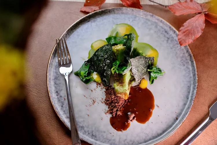 「仙桃樹」是在大灰盤上以各種食材作畫，樹幹是花椰菜梗，配上花椰菜泥、蛋黃醬等，還有地瓜葉、鹿角菜做成片片葉子，相當有趣。葉盛耀攝
