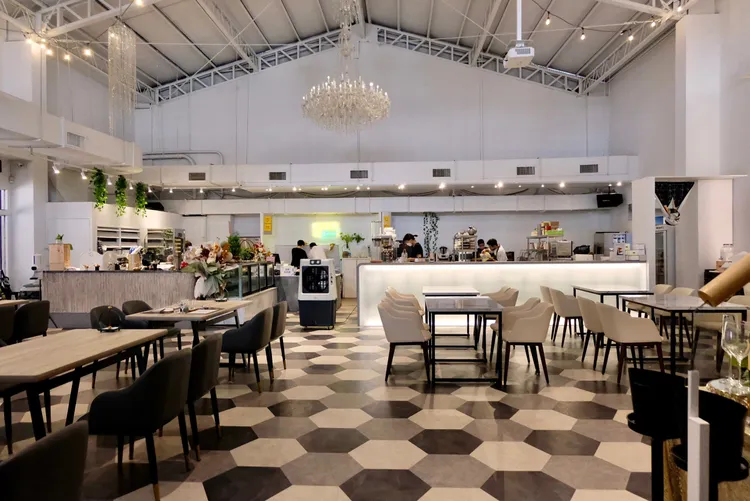 南台灣首家蔬食餐廳「仙桃素」位在高雄一處「共用空間」中，店旁還有其他行業業者，因此裝潢無刻意多加設計，但也算几淨舒適。葉盛耀攝