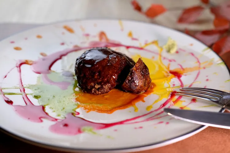 「火燒的寂寞」是照燒風味的猴頭菇，滷製再炭烤過，一旁揮灑的各種顏色其實是天然蔬果製成的各色沾醬。葉盛耀攝