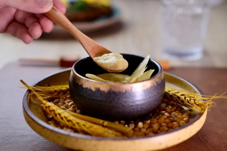 「黃金番麥」用的食材就幾乎僅有玉米，以不同品種玉米做成薄脆片、慕斯、玉米粒等，飽滿的玉米香氣盈口卻宜人。葉盛耀攝