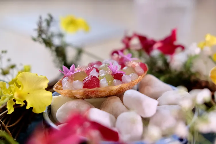 開胃小品「珍珠貝殼」裡是甜菜根、水梨、香瓜等製成的球體，襯著香蕉泥、花生碎，嘗起來清雅爽口。葉盛耀攝