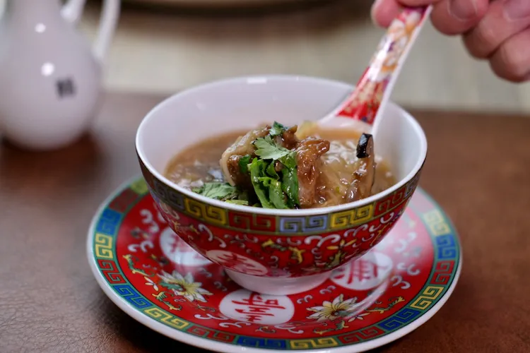 「中華一番」是碗素的魚翅羹，多樣蕈菇與蔬菜搭著猴頭菇做成的羹湯，淋上烏醋更噴香提味。葉盛耀攝