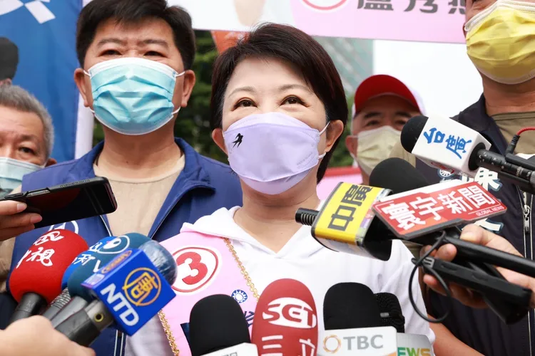 盧秀燕說，她知道外界批評蔡其昌「吃碗內看碗外」，但她真心覺得蔡不必辭立委及副院長。蔡其昌總部提供