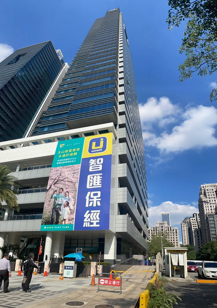 陳姓男子被發現坐在11樓陽台上，警消獲報到場，男子已經墜落地面。讀者提供