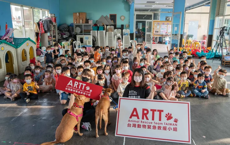 台灣動物緊急救援小組到彰化艾奇德幼兒園，為小朋友進行生命教育講座。台灣動物緊急救援小組提供