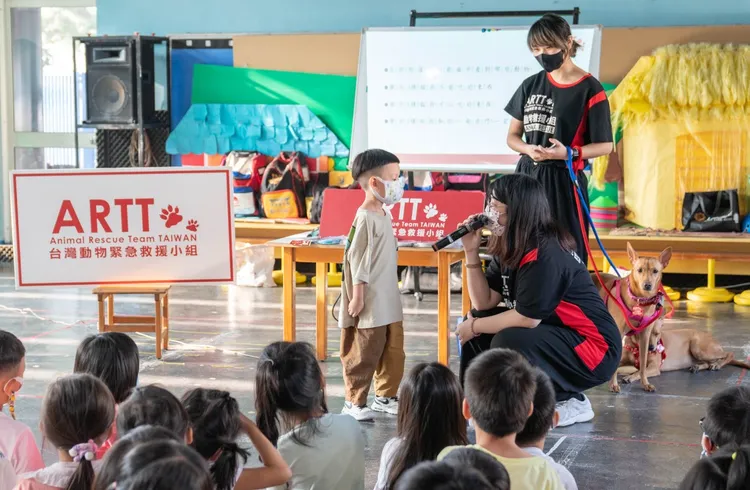 志工提醒小朋友絕不能棄養寵物。台灣動物緊急救援小組提供