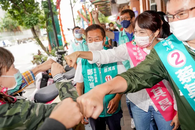 蔡其昌夫人黃玉廷昨扮演老公分身，到小時候長大的建國市場拜票，獲熱情歡迎。蔡其昌總部提供