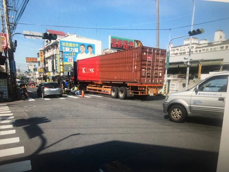 曳引車和機車相撞釀兩傷。讀者提供