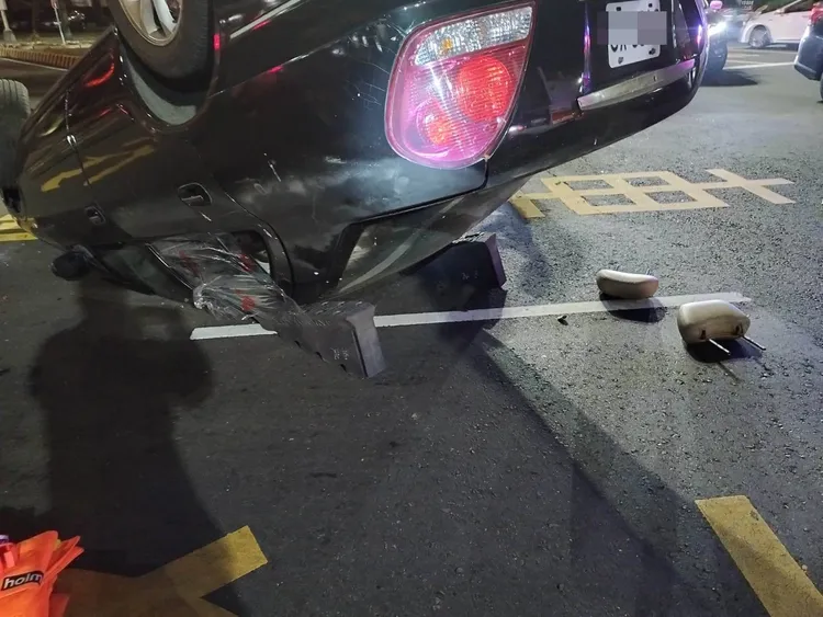 轎車翻覆駕駛受困車內。民眾提供