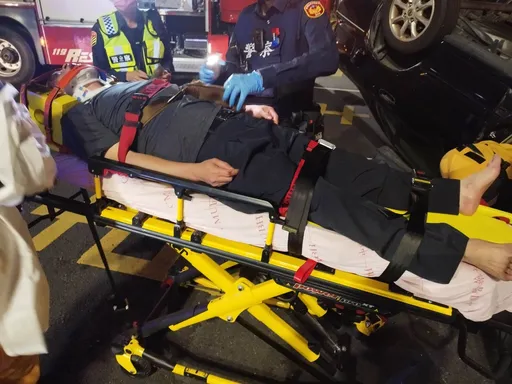 嘉市轎車翻覆 駕駛受困昏迷送醫