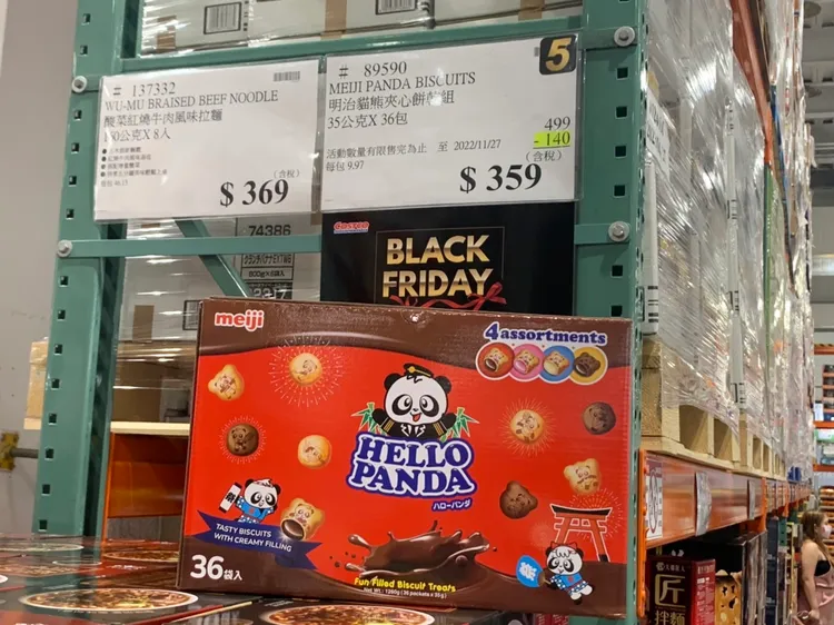 明治貓熊夾心餅乾組原價499元，特價359元，省140元。吳慧芬攝