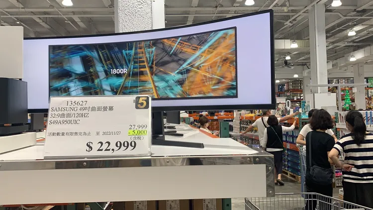 三星49吋曲面螢幕原價2萬7999元，特價2萬2999元，省5000元。吳慧芬攝