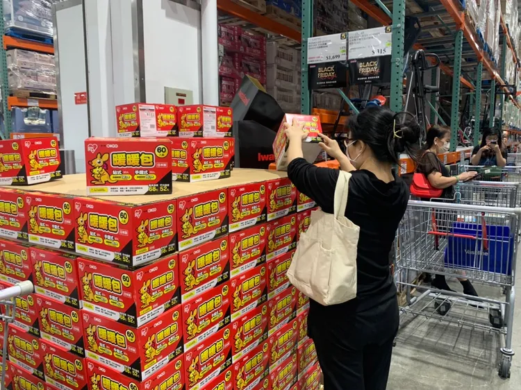 日製IRIS手握與貼式暖暖包組，原價375元，特價315元，省60元。吳慧芬攝