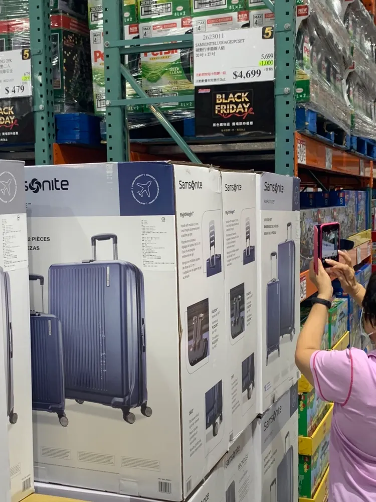 SAMSONITE硬殼行李箱20吋+27吋組，原價5699元，特價4699元，省1000元。吳慧芬攝