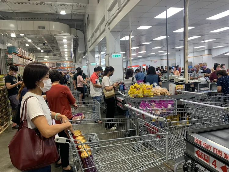 好市多黑色購物節第五天，高雄中華店出現購買人潮。吳慧芬攝