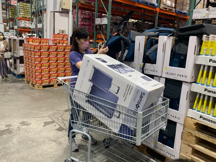 SAMSONITE硬殼行李箱20吋+27吋組，原價5699元，特價4699元，省1000元。吳慧芬攝