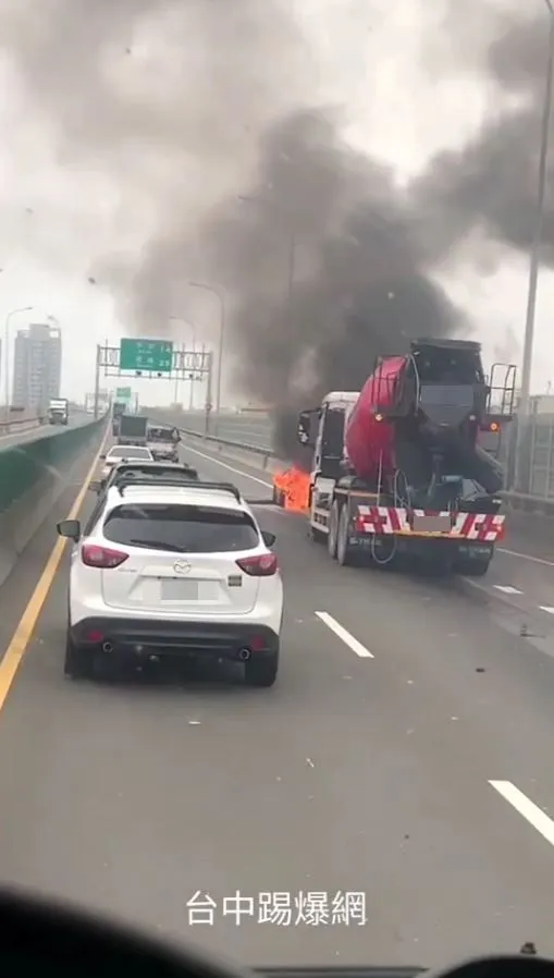 林姓司機駕駛的水泥預拌車從後方追撞根男轎車。翻攝記者爆料網